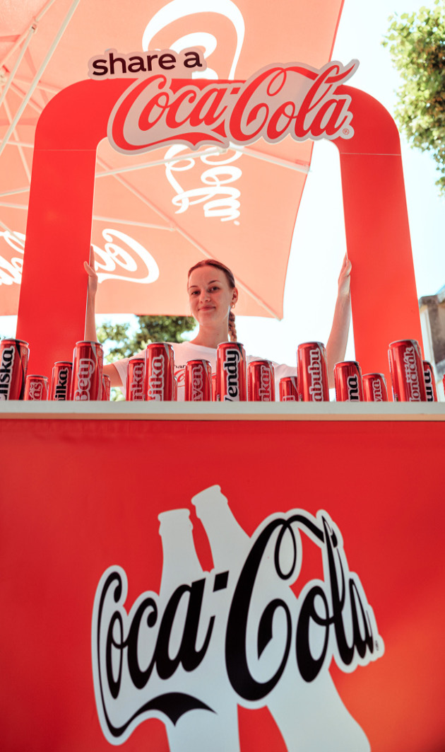 Share a Coke: Když se digitální ‘share’ stane skutečným gestem